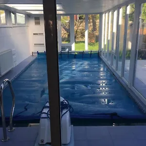 river-house-with-heated-pool-parking-garden.brighton-hotels-england.com/
